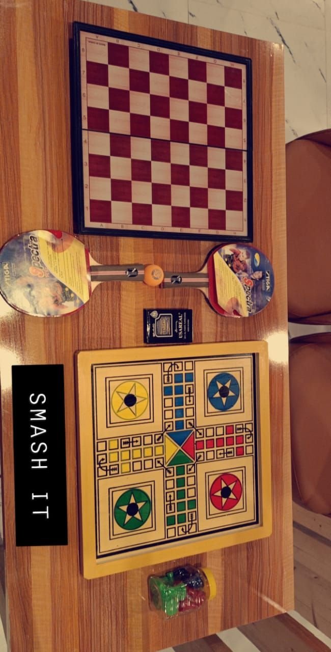 Chess and ludo boards with paddles, branded SMASH IT